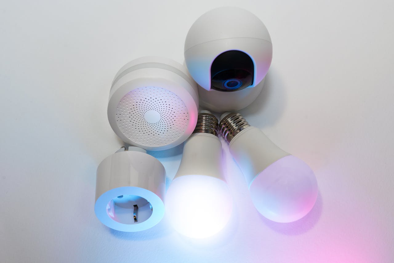 La tecnología que cuida de lo que más amas<font dir="auto" style="vertical-align: inherit;"><font dir="auto" style="vertical-align: inherit;"> .</font></font> A collection of smart home devices including light bulbs, a security camera, and a smart hub.